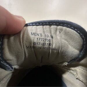 Men’s size 10.5 Tommy Hilfiger dress shoe